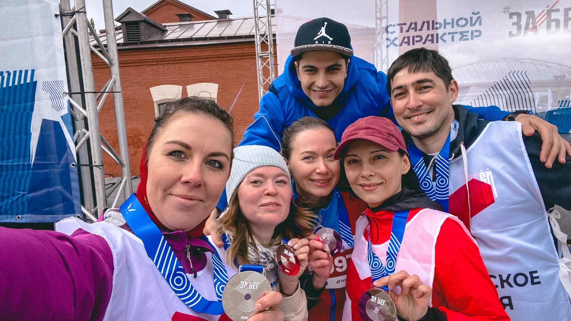 Команды «Тюменского времени» и «Dipol FM» покорили дистанции на фестивале бега «Стальной характер 2022»